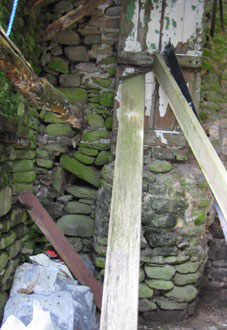 wall before repointing and structural repair